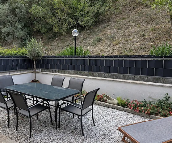 Giardino privato con tavolo per 6 e sdraio